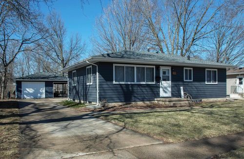 2519 Valley Park Dr, Cedar Falls, IA, 50613-5211 | Card Image