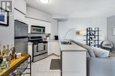 720 - 219 Fort York Blvd, Condo with 1 bedrooms, 1 bathrooms and 1 parking in Toronto ON | Image 2