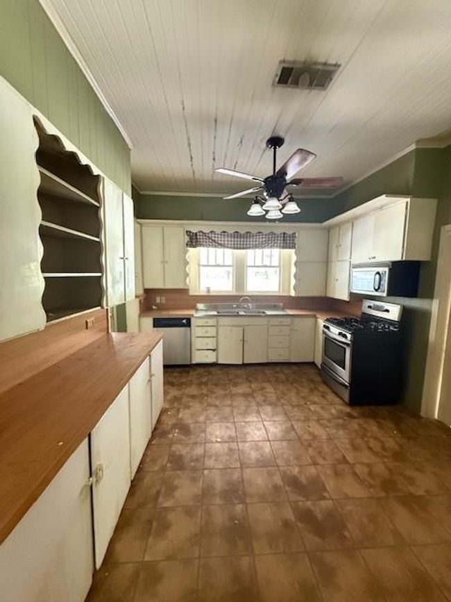 1100 Maple St, House other with 3 bedrooms, 2 bathrooms and null parking in Winnfield LA | Image 12
