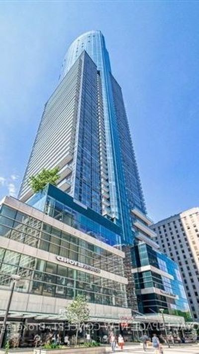 702 - 386 Yonge St, Condo with 2 bedrooms, 2 bathrooms and 1 parking in Toronto ON | Image 1