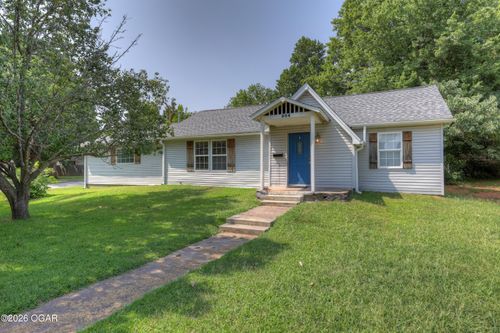 504 E 6th St, Baxter Springs, KS, 66713-1121 | Card Image