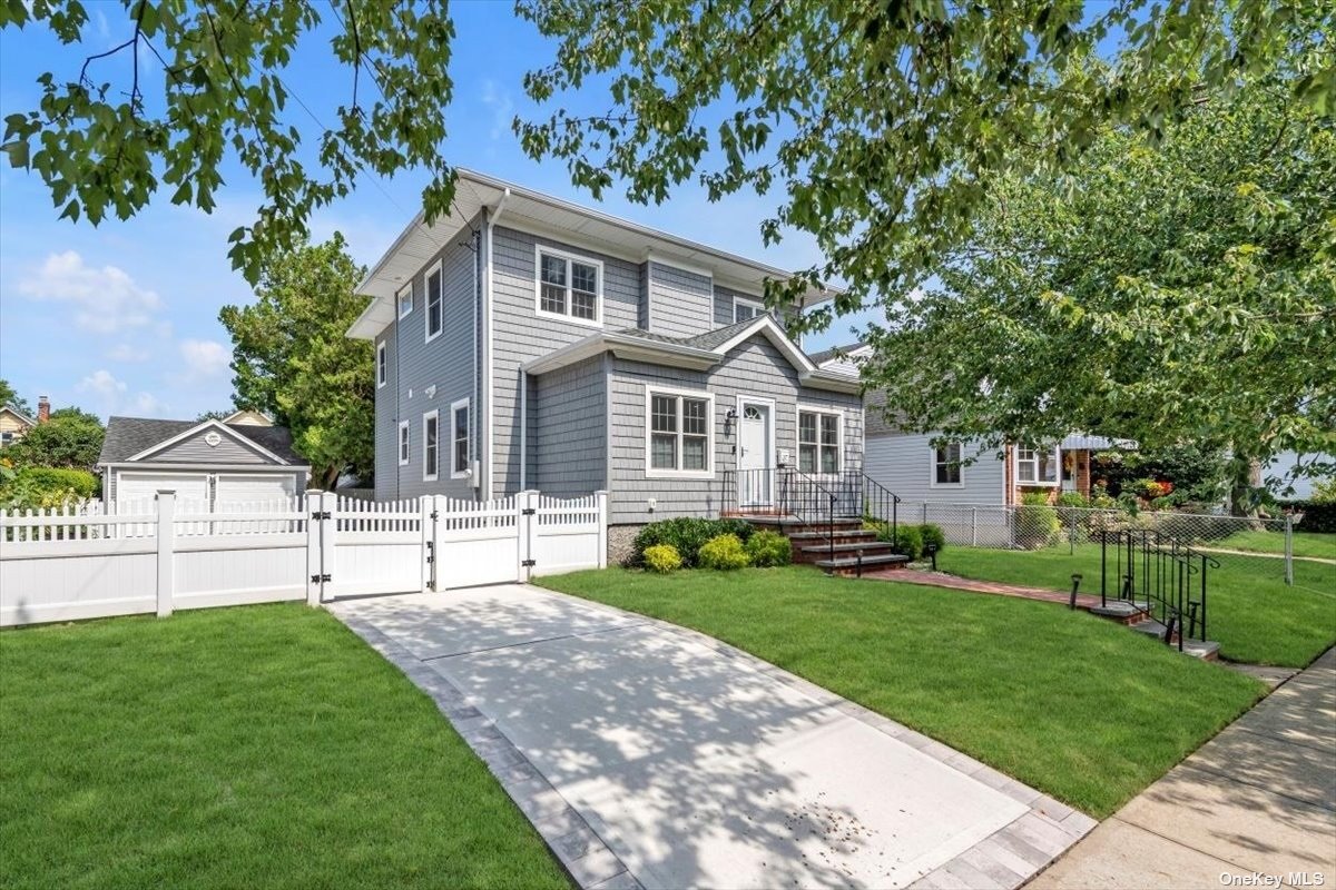 Linden Ave, Floral Park, NY 11001