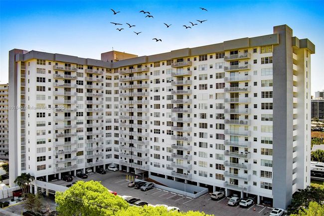 APT-305 - 137 Golden Isles Dr, Condo with 2 bedrooms, 2 bathrooms and null parking in Hallandale Beach FL | Image 30
