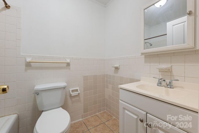 Bathroom 1 | Image 18
