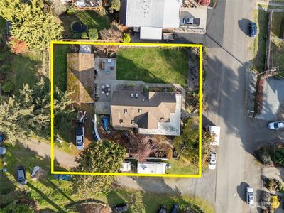 The lot is 12, 000 sqr ft | Image 3