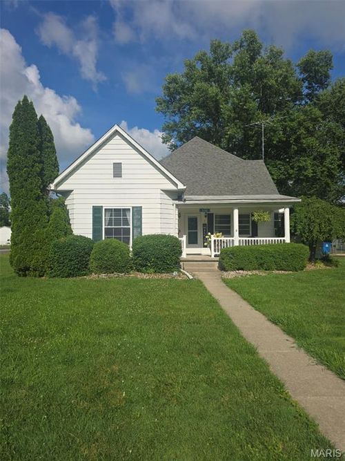 530 N Maple St, Staunton, IL, 62088-1250 | Card Image