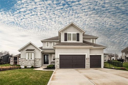 9750 Mcintosh Ct, Parkville, MO, 64152-4921 | Card Image