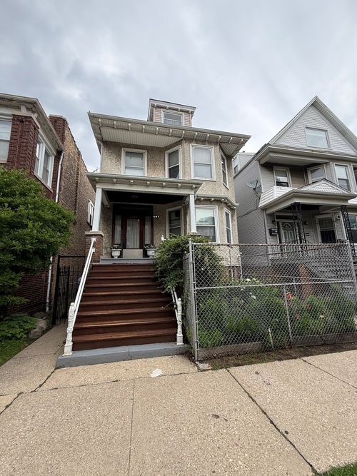2-2448 W Gunnison St, Chicago, IL, 60625-2812 | Card Image