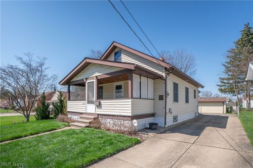 5372 Porter Rd, North Olmsted, OH, 44070-4245 | Card Image