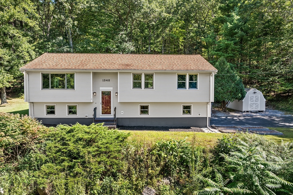 Quaker St, Northbridge, MA 01534