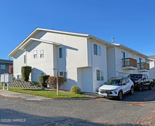 3700 Carriage Park Ln, Yakima, WA, 98902-6351 | Card Image