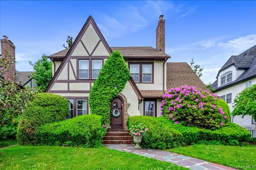 11 Demott Ave, Rockville Centre, NY, 11570-1608 | Card Image