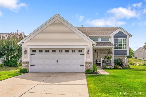 4527 Brookmeadow Dr Se, Kentwood, MI, 49512-5419 | Card Image