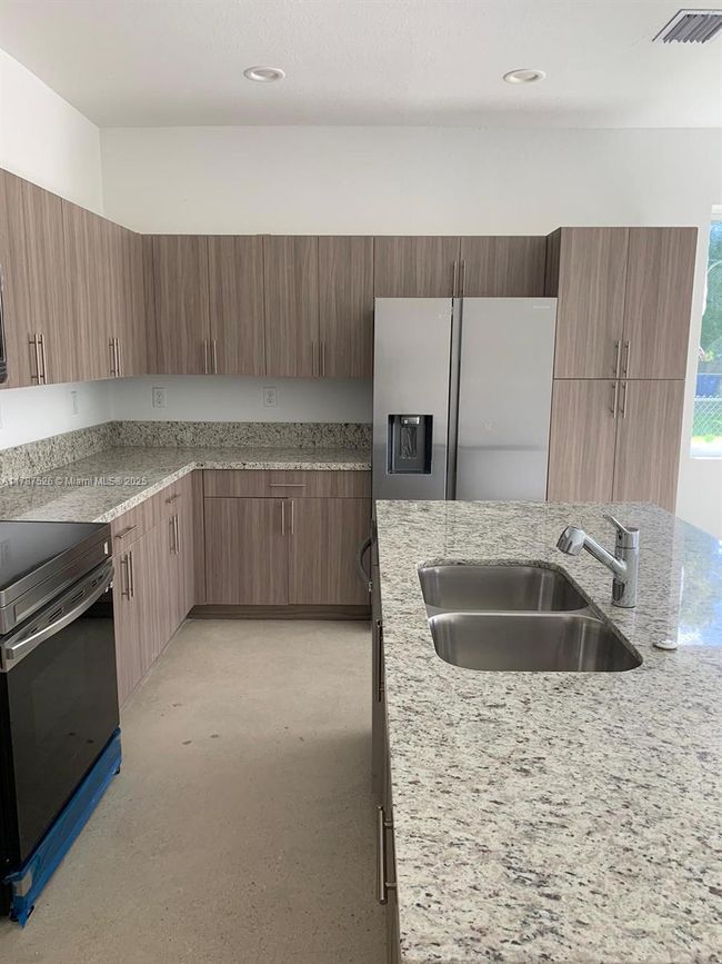 1 - 899 Sw 10 Th St, Home with 3 bedrooms, 2 bathrooms and null parking in Pompano Beach FL | Image 4