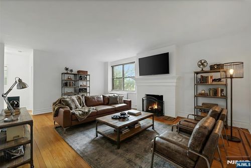 100 E Palisade Ave, Englewood, NJ, 07631-3046 | Card Image