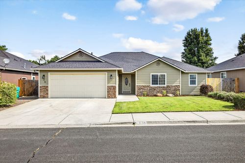 636 Sheffield Dr, Eagle Point, OR, 97524-4613 | Card Image