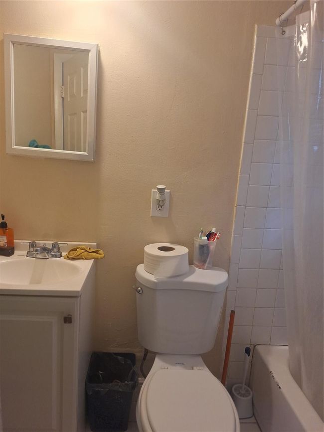 Unit B Master bathroom | Image 10