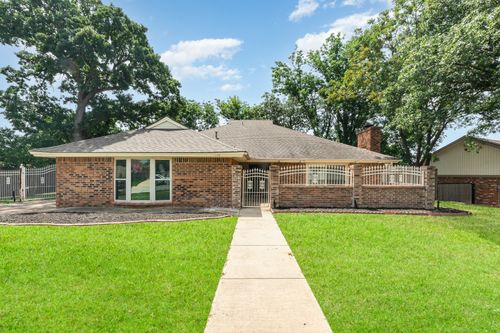 2109 Oakmeadow St, Bedford, TX, 76021-4740 | Card Image