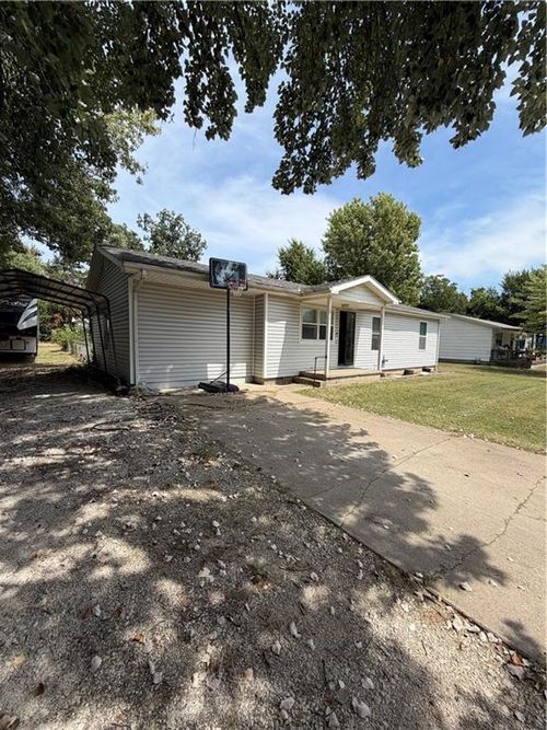 1329 Elliott Ave, Parsons, KS, 67357-5143 | Card Image
