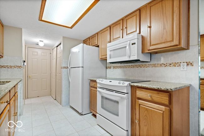 7424 Prairie Lake Dr, Condo with 1 bedrooms, 2 bathrooms and null parking in Indianapolis IN | Image 9