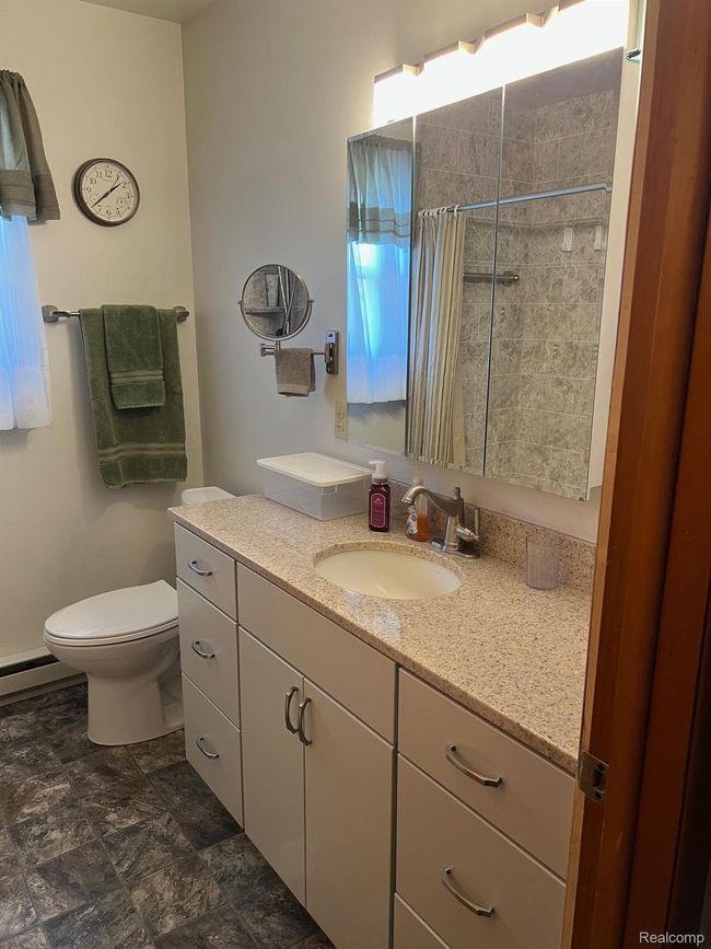 Full Bathroom | Image 21