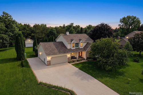 9380 Englishman Dr, Fenton, MI, 48430-8741 | Card Image