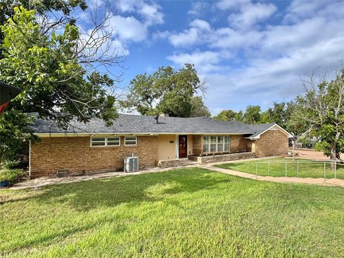 1011 E Connell St, Breckenridge, TX, 76424-2411 | Card Image