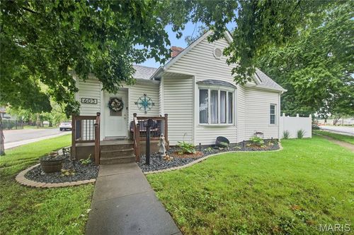 603 E Main St, Staunton, IL, 62088-1526 | Card Image