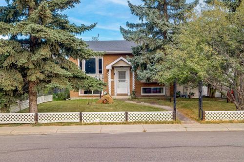1812 Meadowbrook Dr Se, Airdrie, AB, T4A1V4 | Card Image