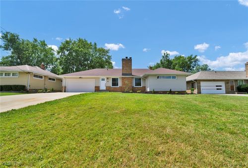 7562 Pleasant View Dr, Parma, OH, 44134-5815 | Card Image