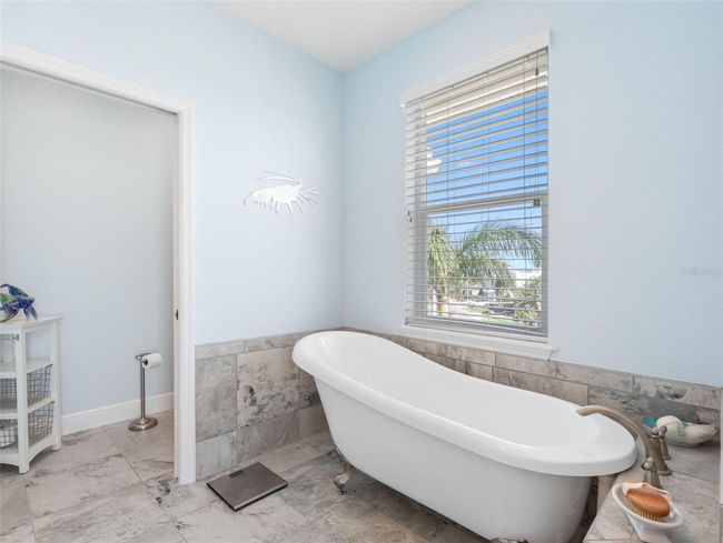 Claw foot tub | Image 39