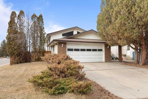 2 Carry Crescent Se, Home with 3 bedrooms, 1 bathrooms and 4 parking in Medicine Hat AB | Card Image