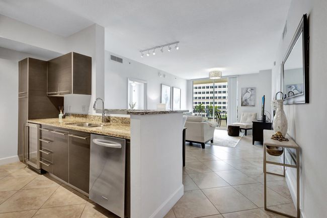 APT-504 - 550 Okeechobee Blvd, Condo with 2 bedrooms, 2 bathrooms and null parking in West Palm Beach FL | Image 7