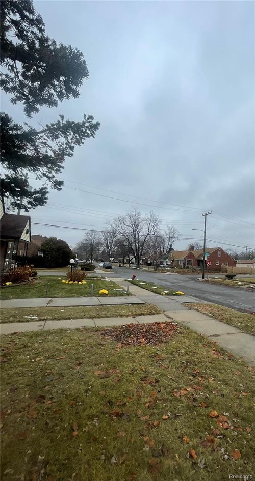17587 Strathmoor St, Detroit, MI, 48235-2726 | Card Image