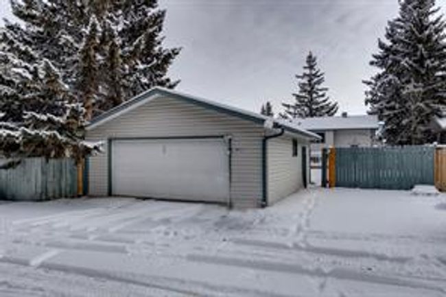 9611 24 St Sw, House detached with 5 bedrooms, 2 bathrooms and 2 parking in Calgary AB | Image 17