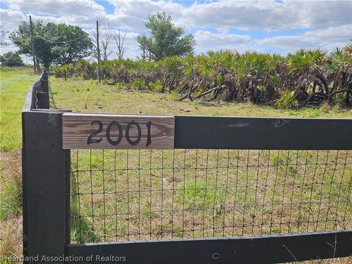 2001 Maine Coon St, Venus, FL, 33960-2422 | Card Image