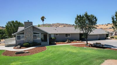 32165 Pleasant Oak Drive, House other with 3 bedrooms, 2 bathrooms and null parking in Springville CA | Image 1