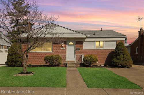 8241 Clippert St, Taylor, MI, 48180-2833 | Card Image