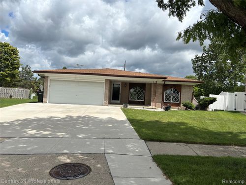 38986 Cottonwood Ct, Sterling Heights, MI, 48310-3140 | Card Image