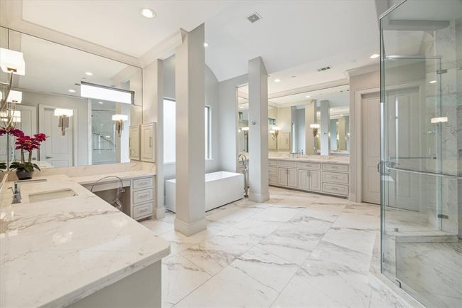 8304 Maple Ct, House other with 5 bedrooms, 5 bathrooms and 2 parking in Bellaire TX | Image 24