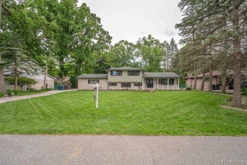 6742 Canterbury Ct, Shelby Township, MI, 48316-3412 | Card Image