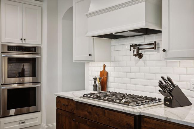 Large Gas Range complete with a pot filler | Image 8