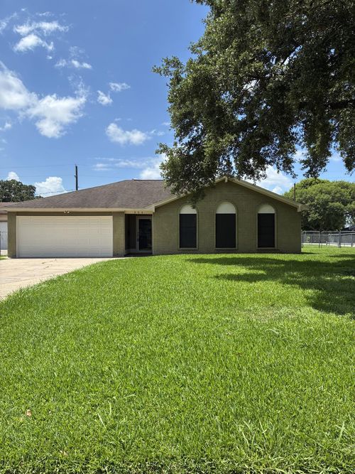 304 Avenue E, Nederland, TX, 77627-2525 | Card Image
