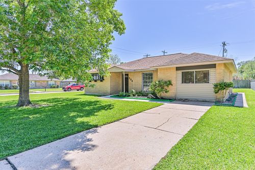 304 Avondale Ln, Friendswood, TX, 77546-3602 | Card Image