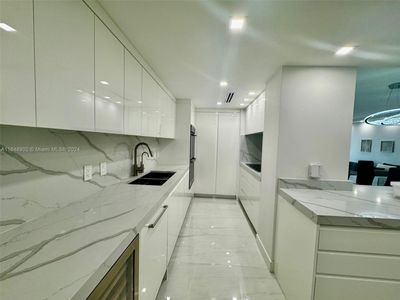 5U - 9801 Collins Ave, Condo with 3 bedrooms, 2 bathrooms and null parking in Bal Harbour FL | Image 1