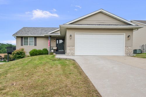 391 N 8th St, Le Claire, IA, 52753-8606 | Card Image