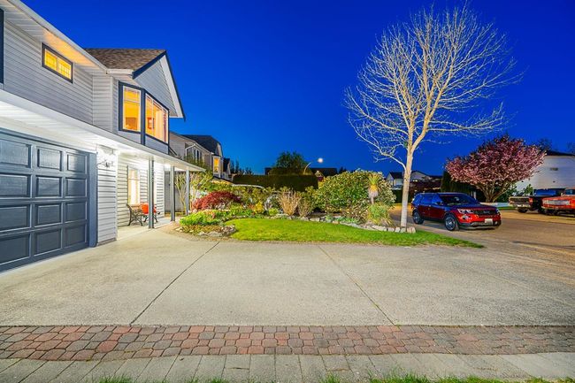 2747 272 B Street, House other with 5 bedrooms, 3 bathrooms and 3 parking in Langley BC | Image 3