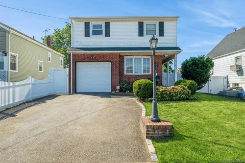 375 W Windsor Pkwy, Oceanside, NY, 11572-2936 | Card Image