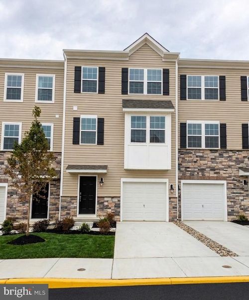 8303 Brodie Ct, BREINIGSVILLE, PA, 18031-8759 | Card Image