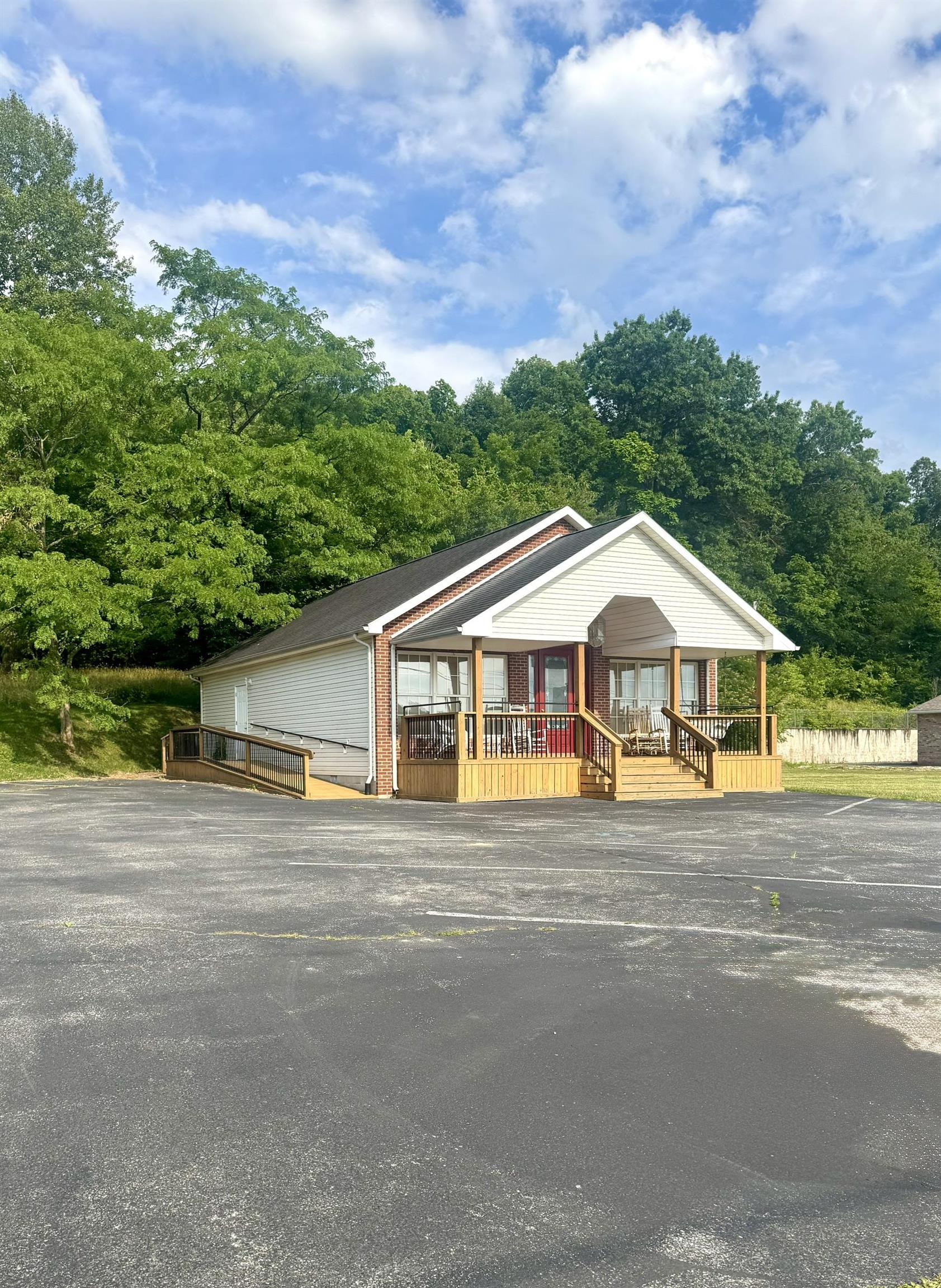 6540 Midland Trail Rd, Ashland, KY 41102